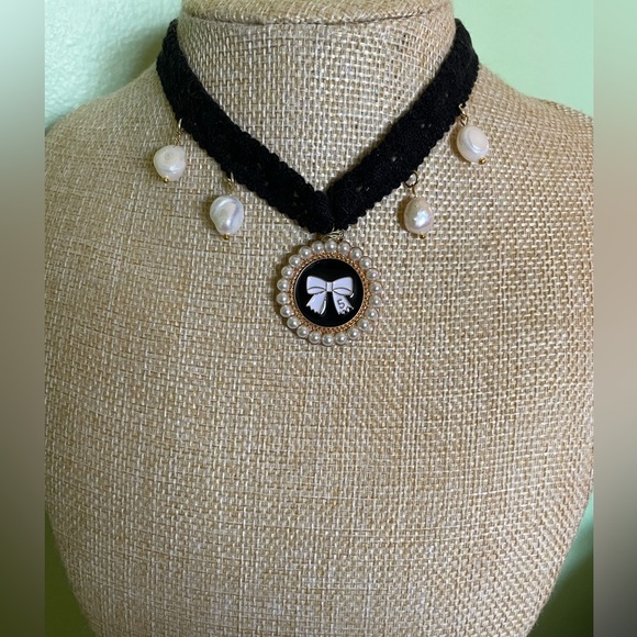 Other - Elegant Black and Gold Choker Necklace with Natural Pearls